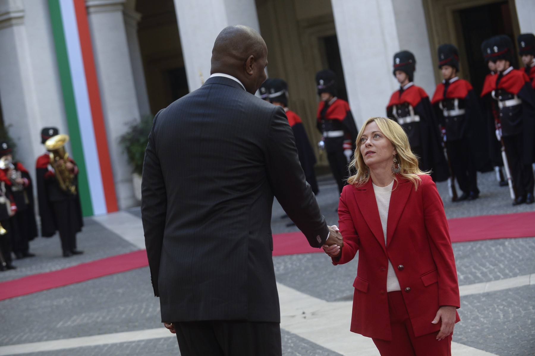 Imagini virale de la întâlnirea Giorgiei Meloni cu Daniel Chapo. Președintele Mozambicului este cu jumătate de metru mai înalt