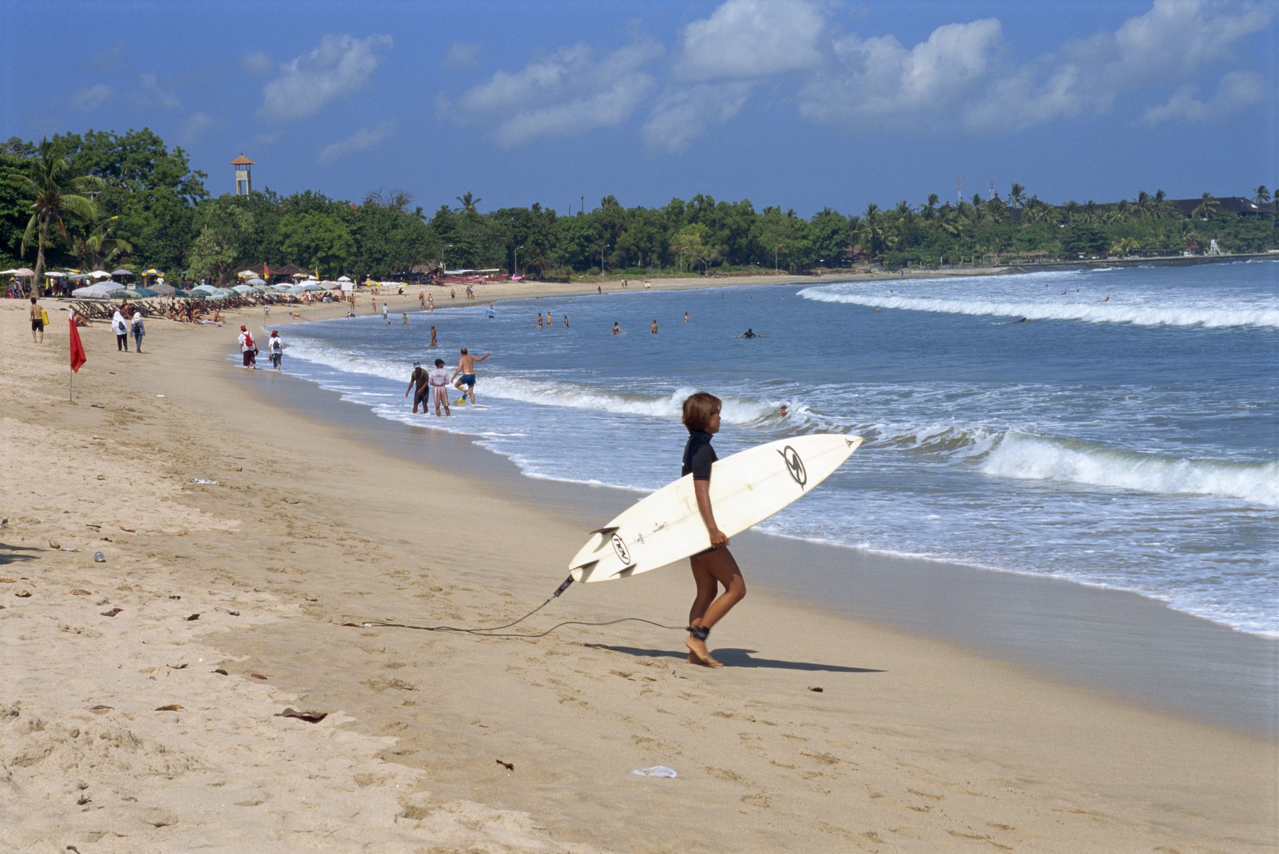 Masacrele uitate din „Insula Zeilor”. Gropile comune ascunse sub plajele uneia dintre cele mai populare destinații turistice din lume