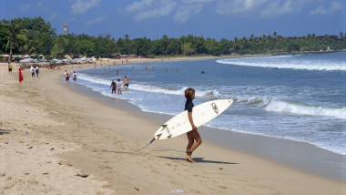 plajă din Bali cu turiști