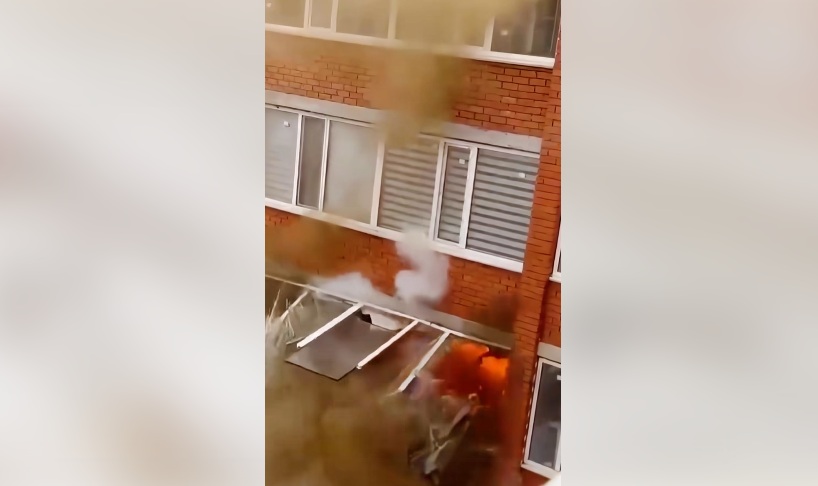 Momentul în care un apartament explodează în urma unei acumulări de gaze. Un pompier a scăpat ca prin minune