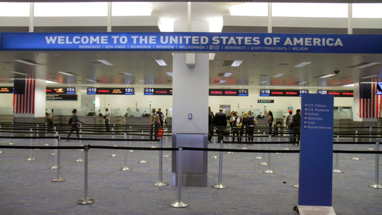 Miami Florida,International Airport,Passport Control,English Spanish bilingual,multiple languages,bilingual,multilingual,customs,looking FL130822002