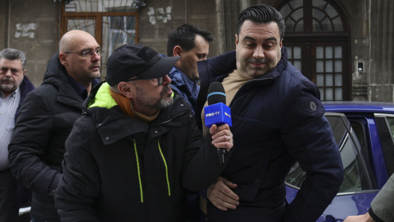 VIDEO  Fostul ministru Răzvan Cuc, înregistrat când discuta despre mită cu șeful RAR. Cum era folosită telecomanda pentru a codifica mesajele