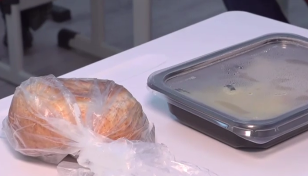 Guvernul vrea să aloce 1,5 lei în plus la masa zilnică a elevilor: „E ceva de râs, nici măcar un ziar nu iei de banii ăștia”