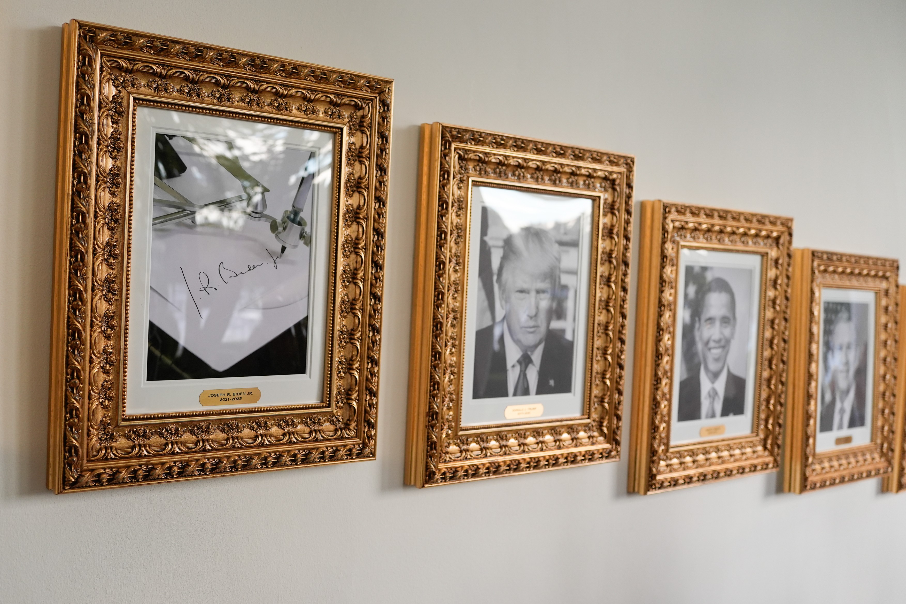 „Barack Hussein Obama” și „Somnorosul Joe Biden”: Insulte la adresa foștilor președinți, afișate pe plăcuțe comemorative la Casa Albă