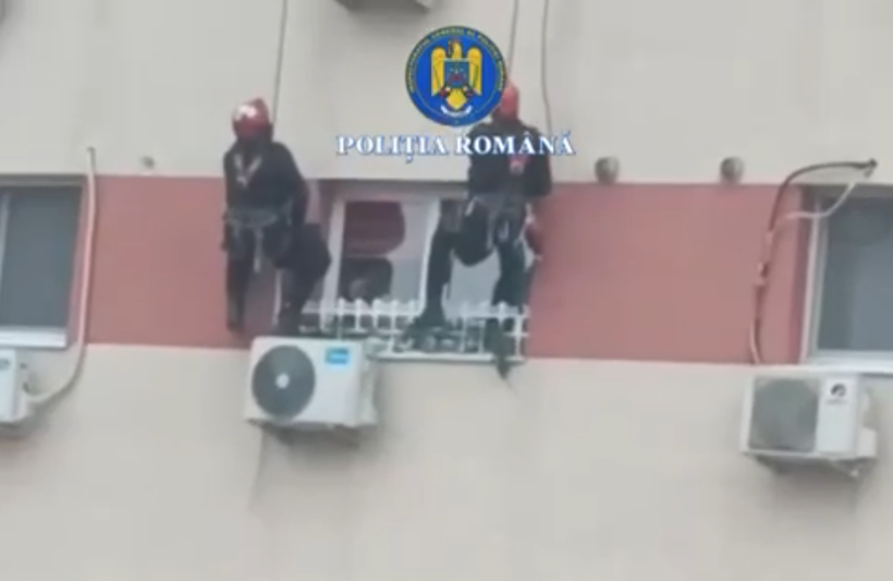 Intervenţie spectaculoasă a poliţiştilor bucureşteni pentru salvarea unei femei care se baricadase în locuinţă