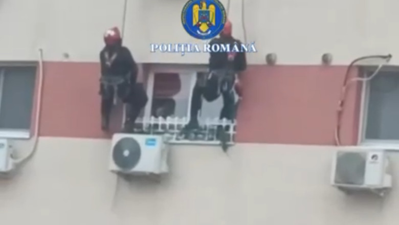 VIDEO  Intervenţie spectaculoasă a poliţiştilor bucureşteni pentru salvarea unei femei care se baricadase în locuinţă