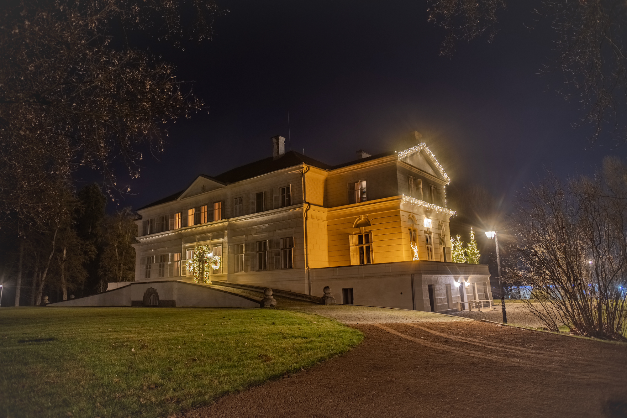 Familia Regală a României petrece Crăciunul și Anul Nou la Săvârșin. Când va fi deschis pentru public Târgul de Crăciun din Satul regal