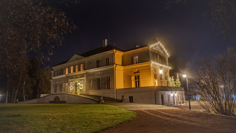 Familia Regală a României petrece Crăciunul și Anul Nou la Săvârșin. Când va fi deschis pentru public Târgul de Crăciun din Satul regal