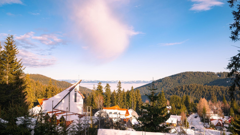 Înşelăciuni cu cazări de Revelion. Bărbat suspectat că a închiriat, de mai multe ori, o pensiune din Brașov, pe care nu o deținea