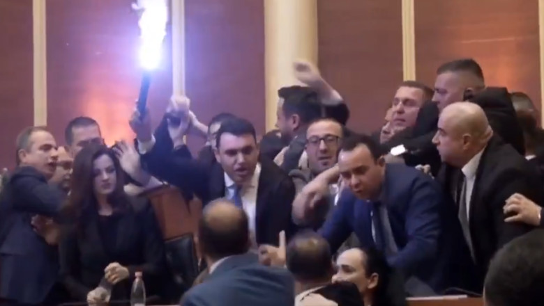 VIDEO  Bătaie generală în parlamentul albanez. Deputații și-au împărțit pumni și au aprins fumigene