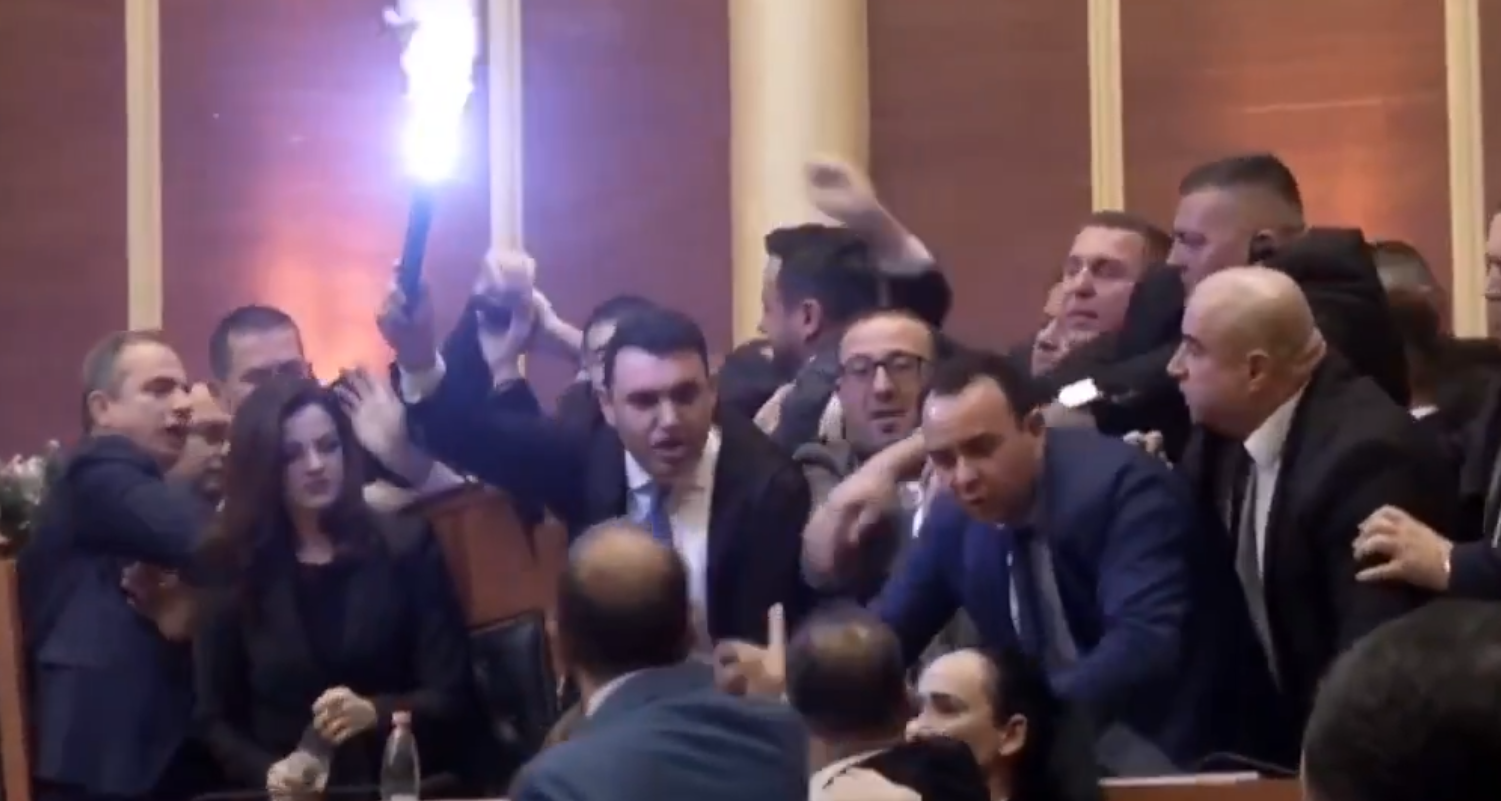 Bătaie generală în parlamentul albanez. Deputații și-au împărțit pumni și au aprins fumigene