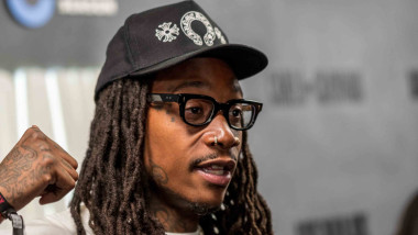 Wiz Khalifa. cu sapca si ochelari