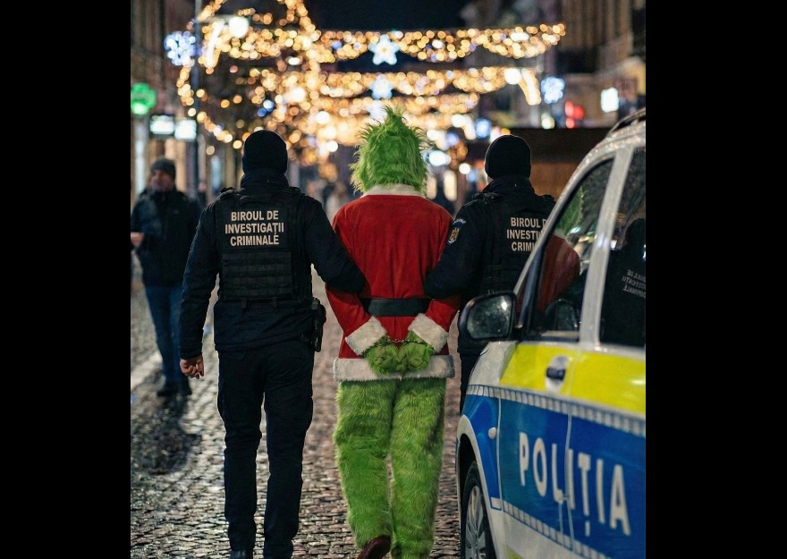 „Grinch-ul decorurilor festive”, prins de poliţiştii din Bistrița înainte de Crăciun. Tânărul e acuzat de furt calificat şi distrugere