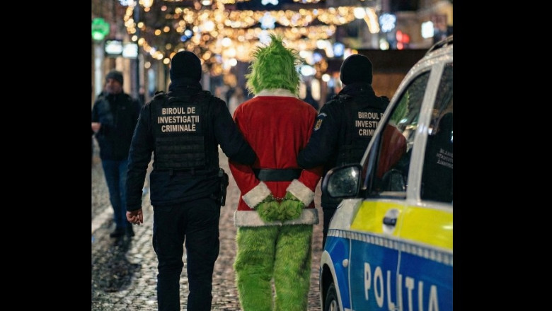 „Grinch-ul decorurilor festive”, prins de poliţiştii din Bistrița înainte de Crăciun. Tânărul e acuzat de furt calificat şi distrugere