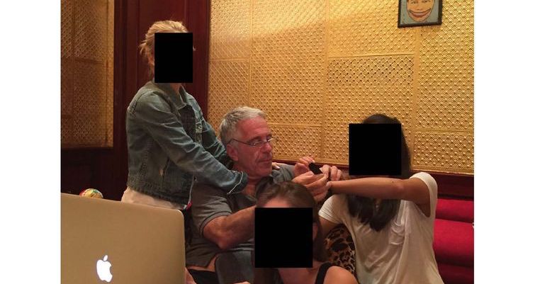 Au fost publicate noi fotografii din dosarul infractorului sexual Jeffrey Epstein