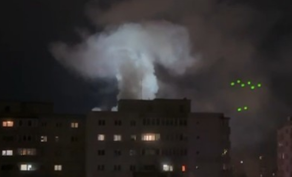 Incendiu într-un apartament situat la etajul al optulea al unui bloc din Braşov. Un bărbat a suferit arsuri pe faţă şi pe membre