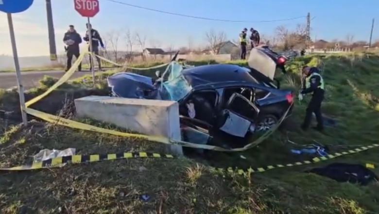 VIDEO  Constanța. O mașină plină cu migranți s-a izbit de un cap de pod în timp ce încerca să fugă de poliție