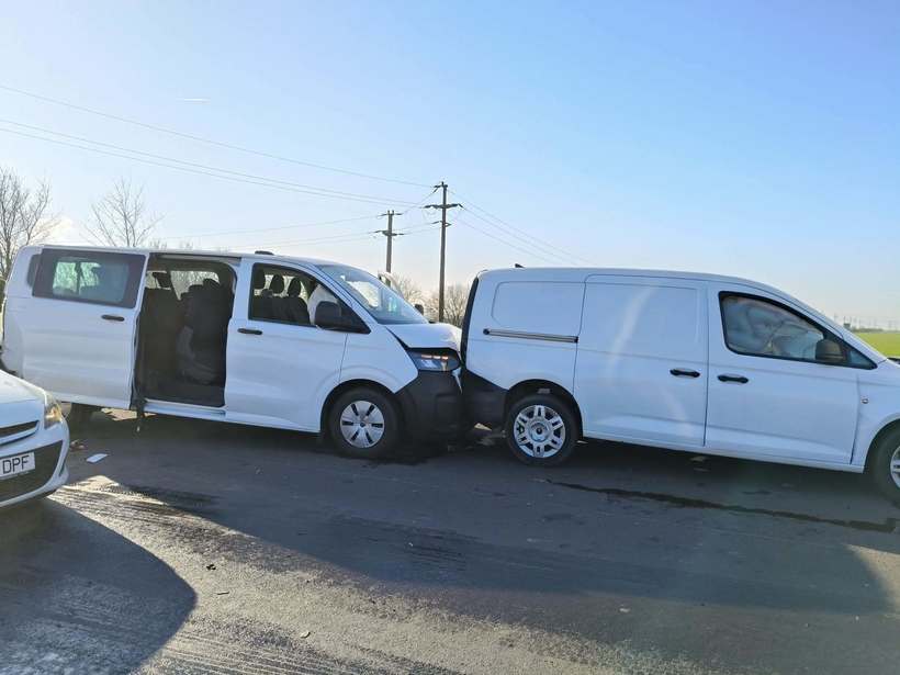 Accident de circulație pe centura Ploieştiului, unde patru autoturisme s-au ciocnit. 18 persoane au primit îngrijiri medicale