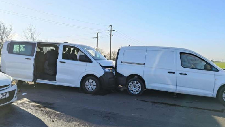 FOTO  Accident de circulație pe centura Ploieştiului, unde patru autoturisme s-au ciocnit. 18 persoane au primit îngrijiri medicale