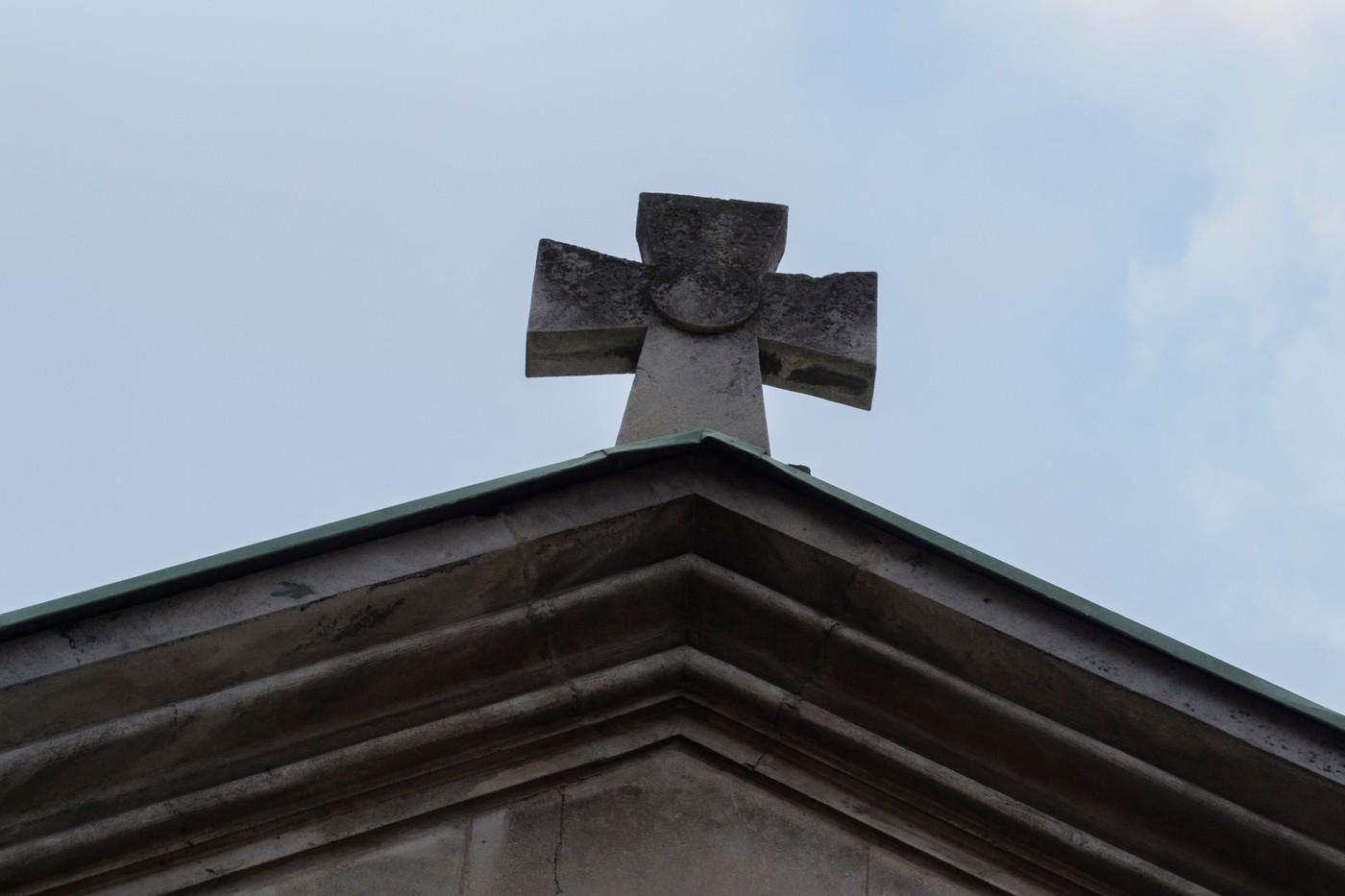 Situație bizară într-un oraș din Vâlcea. Biroul viceprimarului a fost mutat în cimitir, după ce a intrat în conflict cu primarul