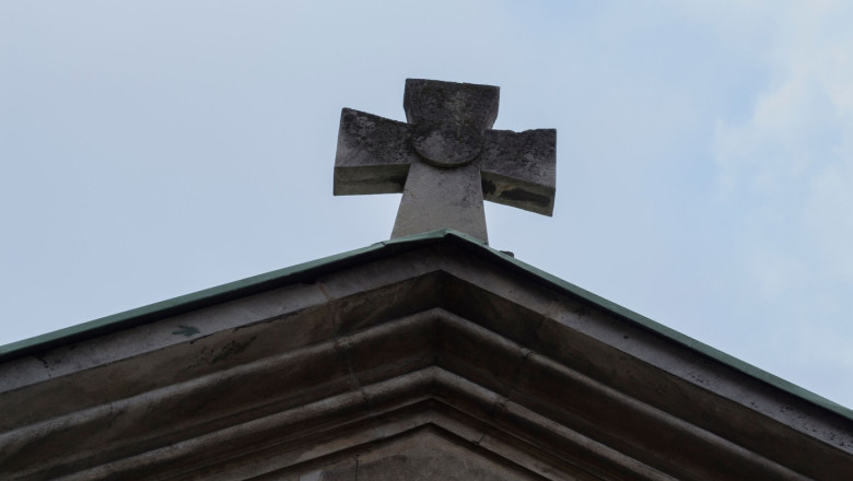 VIDEO  Situație bizară într-un oraș din Vâlcea. Biroul viceprimarului a fost mutat în cimitir, după ce a intrat în conflict cu primarul