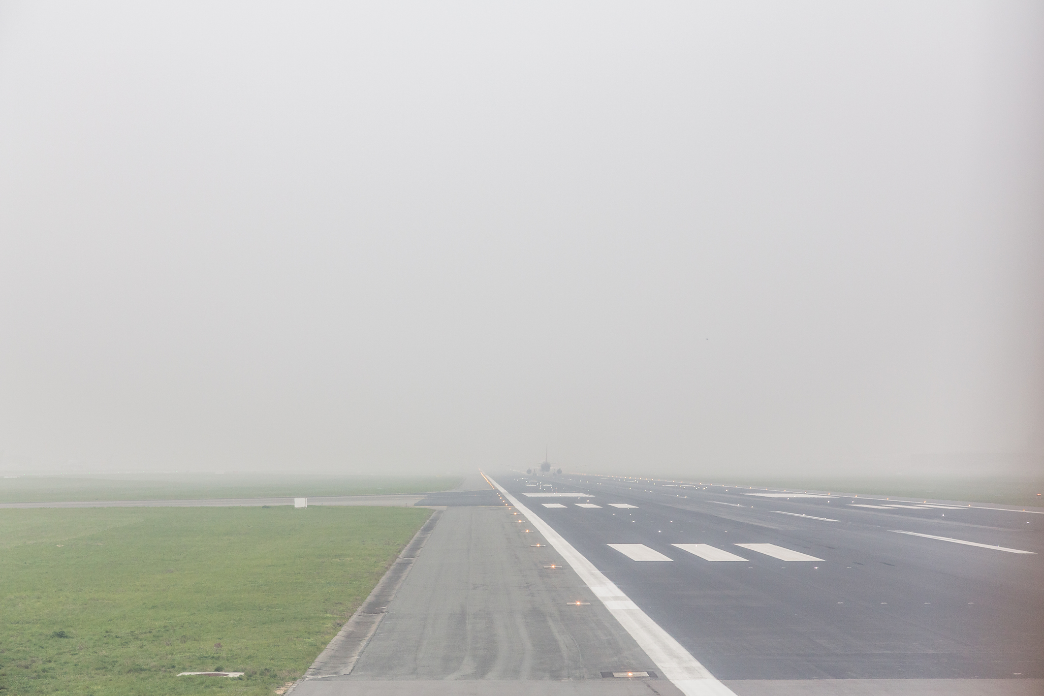 Ceața dă peste cap traficul aerian la Iași: două zboruri au fost redirecționate către Bacău