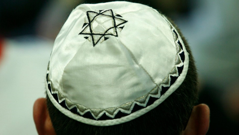 Bărbat din Reghin, plasat sub control judiciar 60 de zile pentru postarea de mesaje antisemite în online