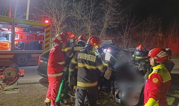 O tânără de 25 de ani a murit şi doi bărbaţi au fost răniţi, într-un accident produs în judeţul Bacău