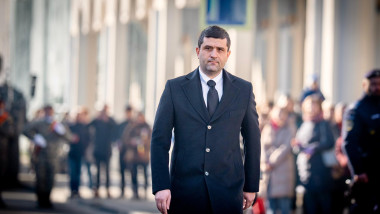 radu miruta in pardesiu