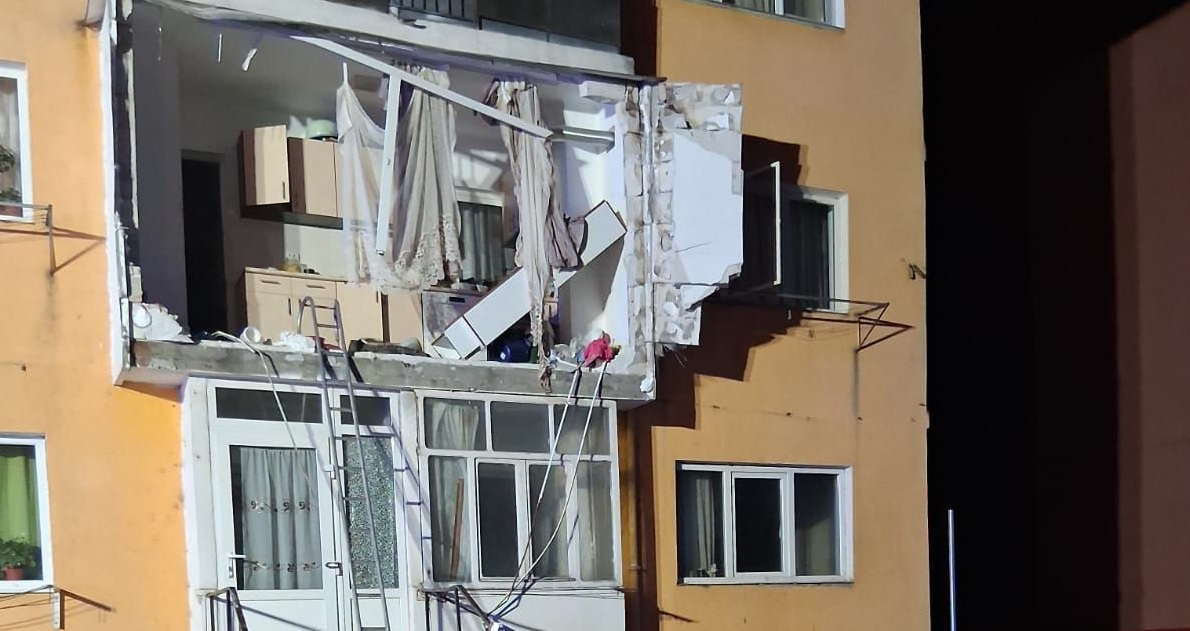 V eksploziji plinske jeklenke v bloku v Alešdu hudo poškodovana ženska