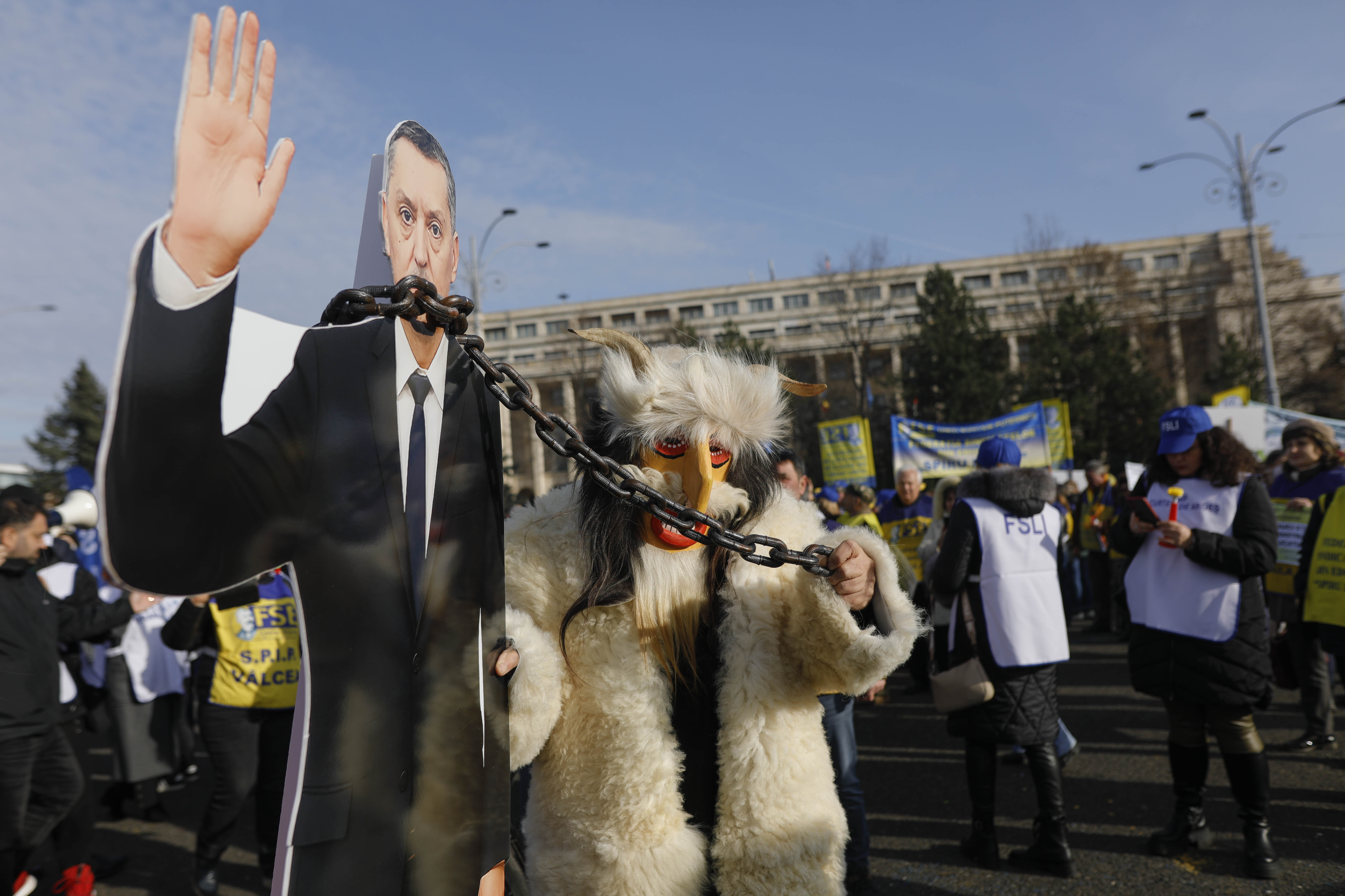Profesorii protestează în Piața Victoriei: „Demnitatea nu se negociază”. Sindicatele cer demiterea ministrului Daniel David