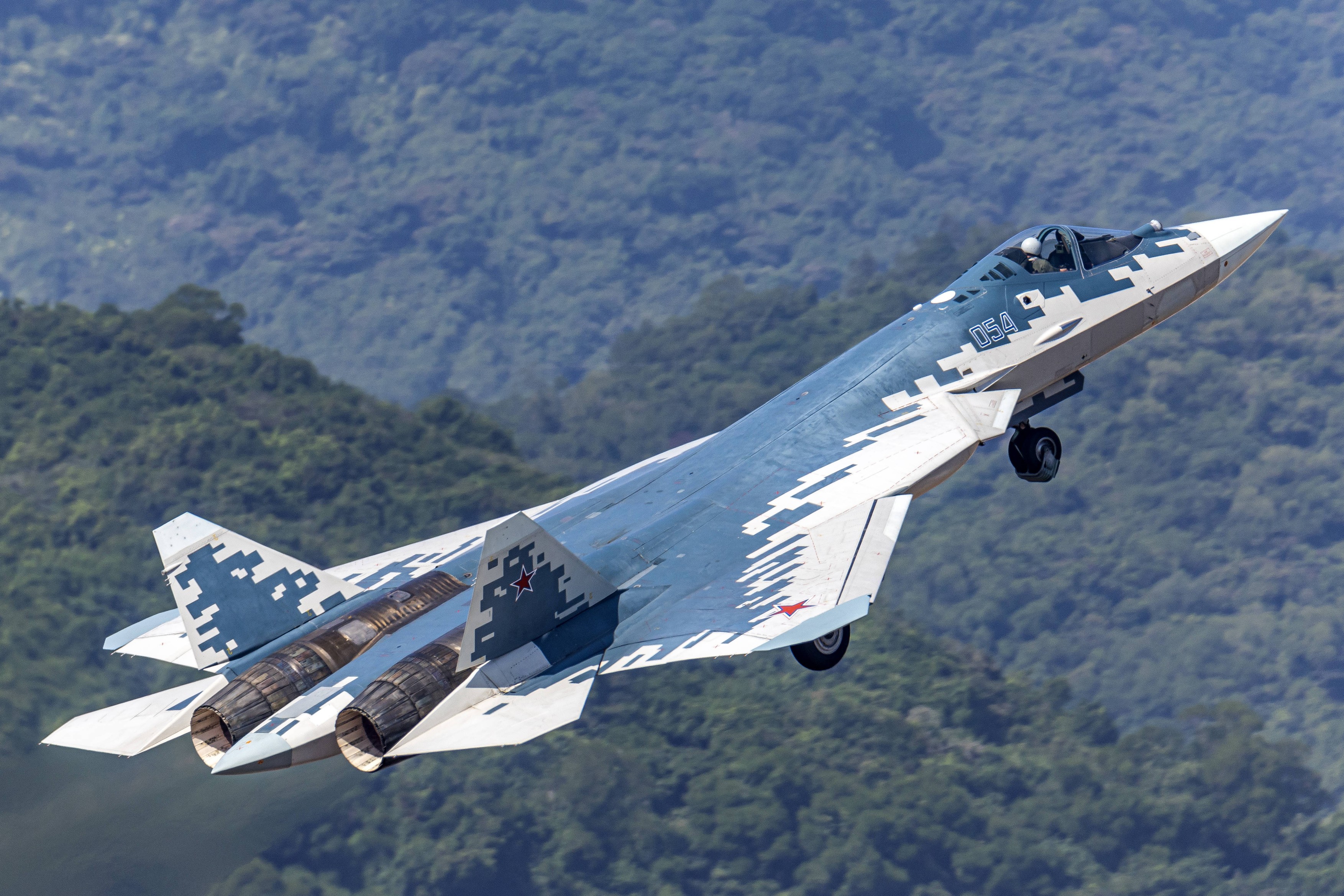 Rusia nu poate produce avioane militare avansate cu tehnologia sa. Ocolește sancțiunile europene și le construiește cu piese importate