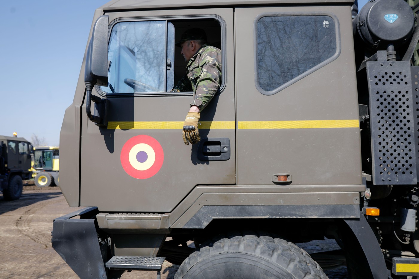 Focuri de avertisment în Tulcea, după ce mai mulți tineri au fost prinşi în timp ce furau combustibil dintr-un camion militar