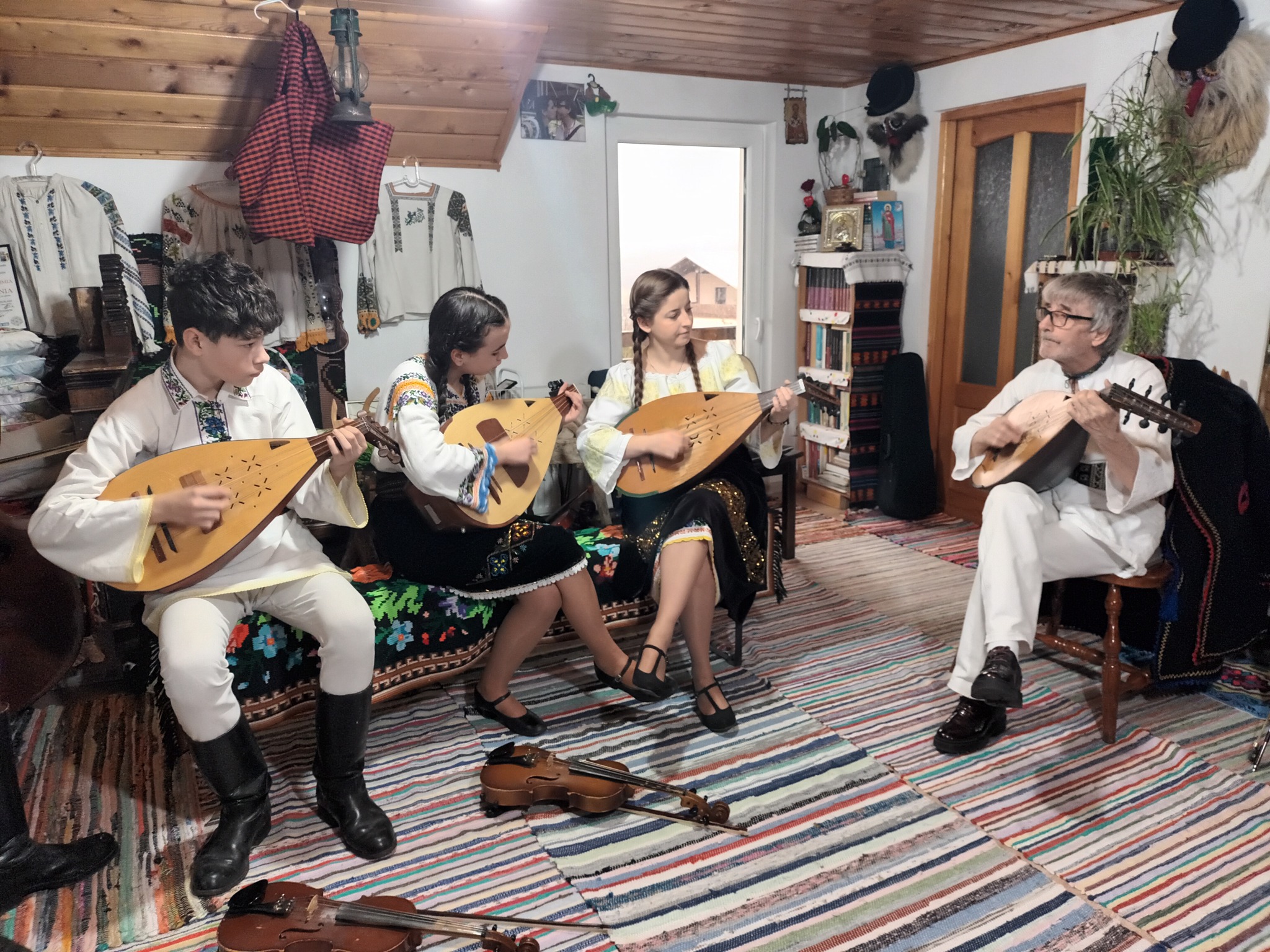 Victorie pentru România și Republica Moldova: cobza devine parte a Patrimoniului Cultural Imaterial UNESCO