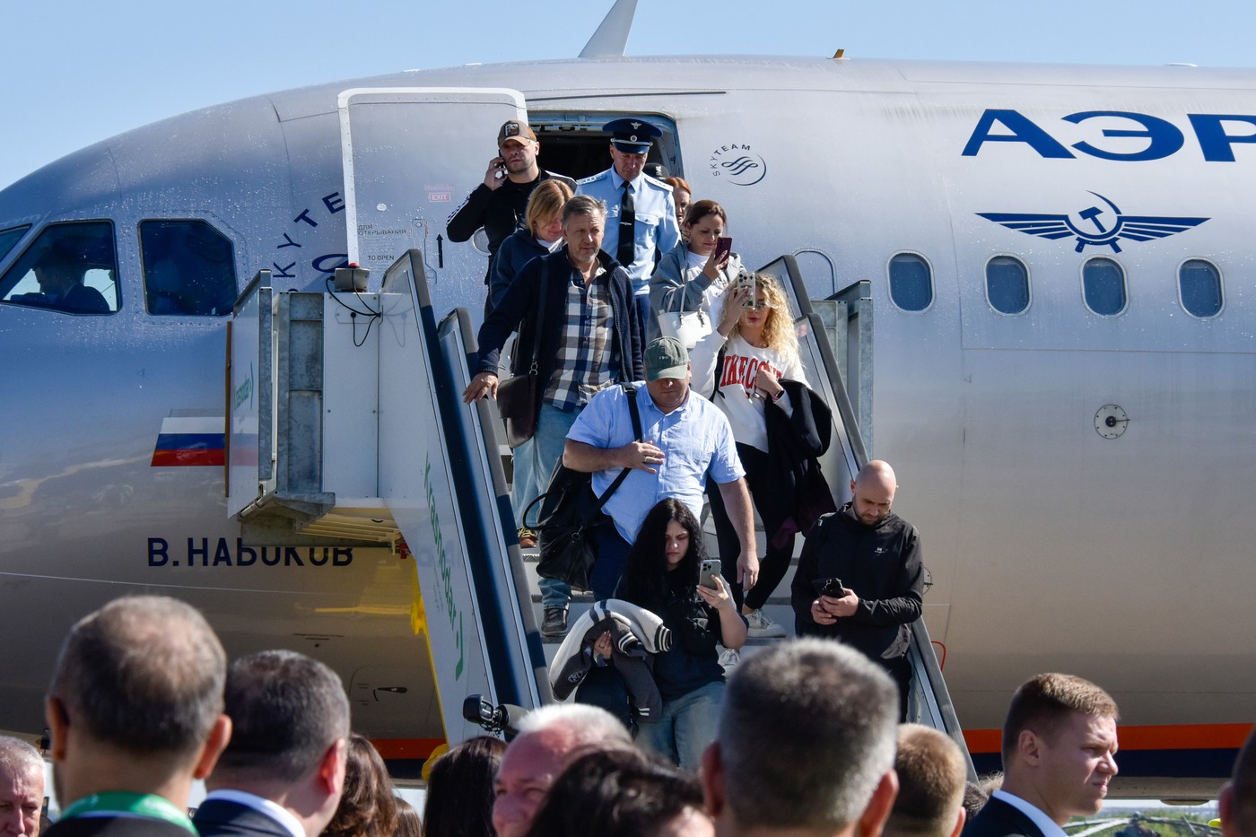 Rușii expulzați din Statele Unite sunt înrolați de Rusia pe aeroportul din Moscova, imediat după aterizare