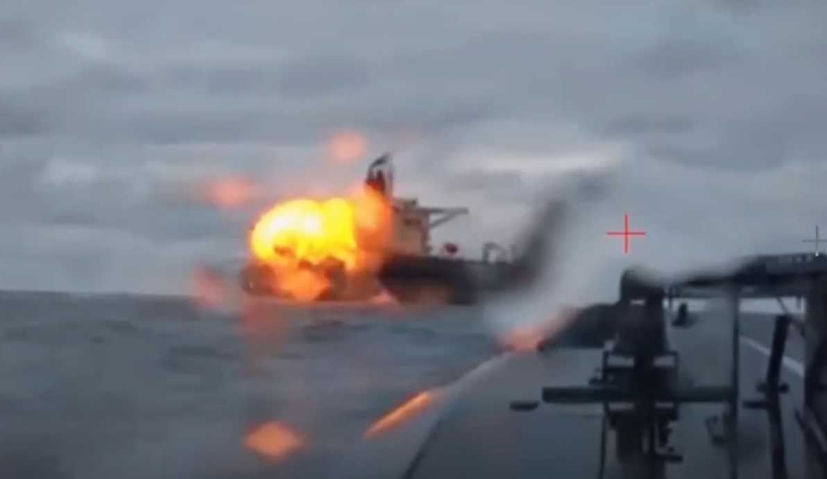 Momentul în care dronele marine ucrainene atacă și avariază un alt petrolier al „flotei fantomă” rusești în Marea Neagră