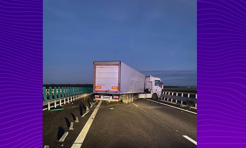 Trafic blocat pe Drumul Expres Craiova-Pitești, după ce un TIR a lovit parapetul și a rămas blocat