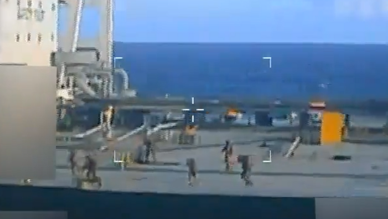 Imagini de la capturarea petrolierului „Skipper”, în largul Venezuelei. Momentul în care trupele americane coboară pe punte cu frânghii