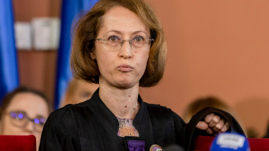 8f90f2fd-bade-45b3-84d7-9981085affab