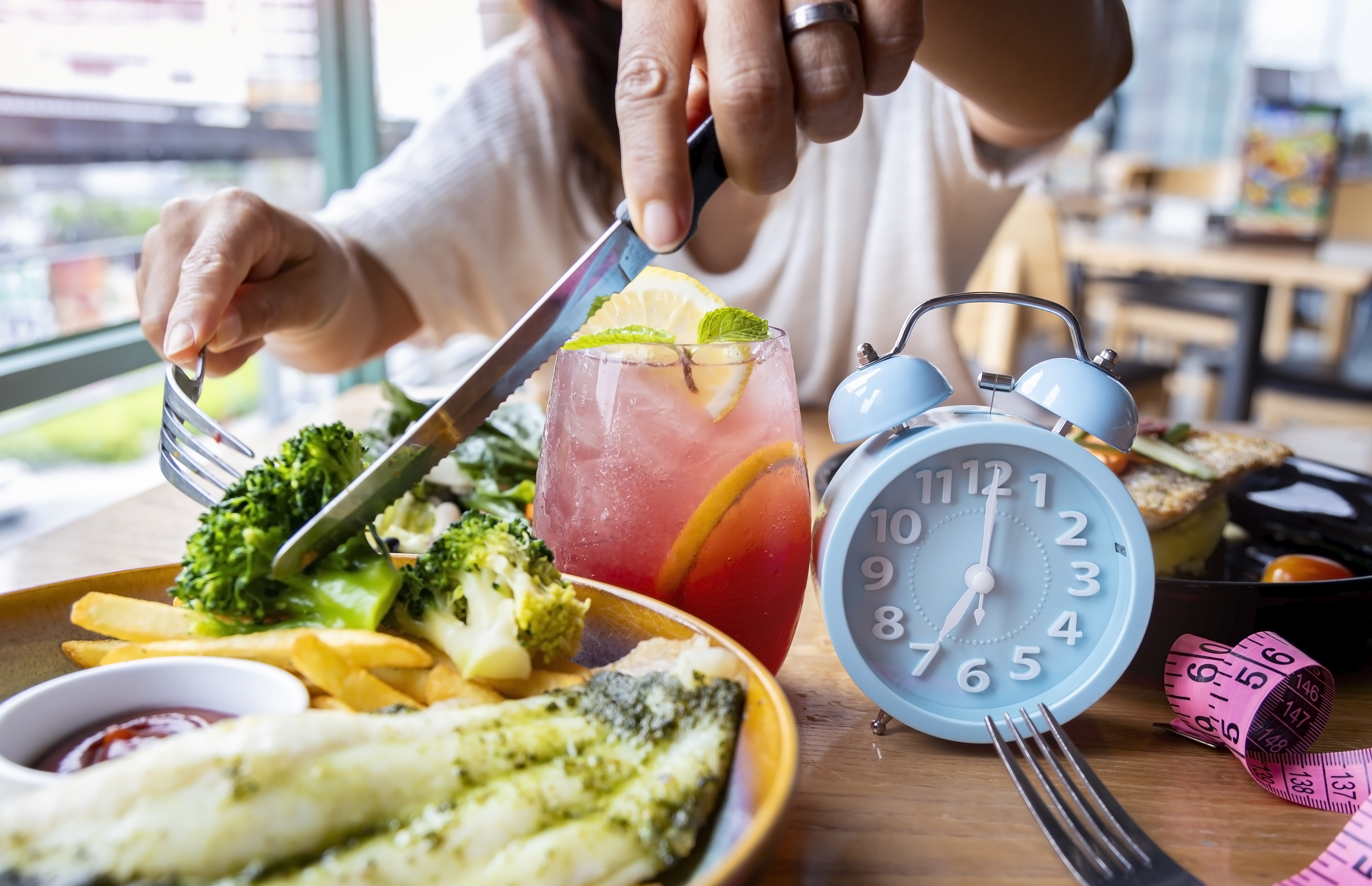 Ce este și cum funcționează postul intermitent. Specialiștii avertizează: „O formă de înfometare stimulată”