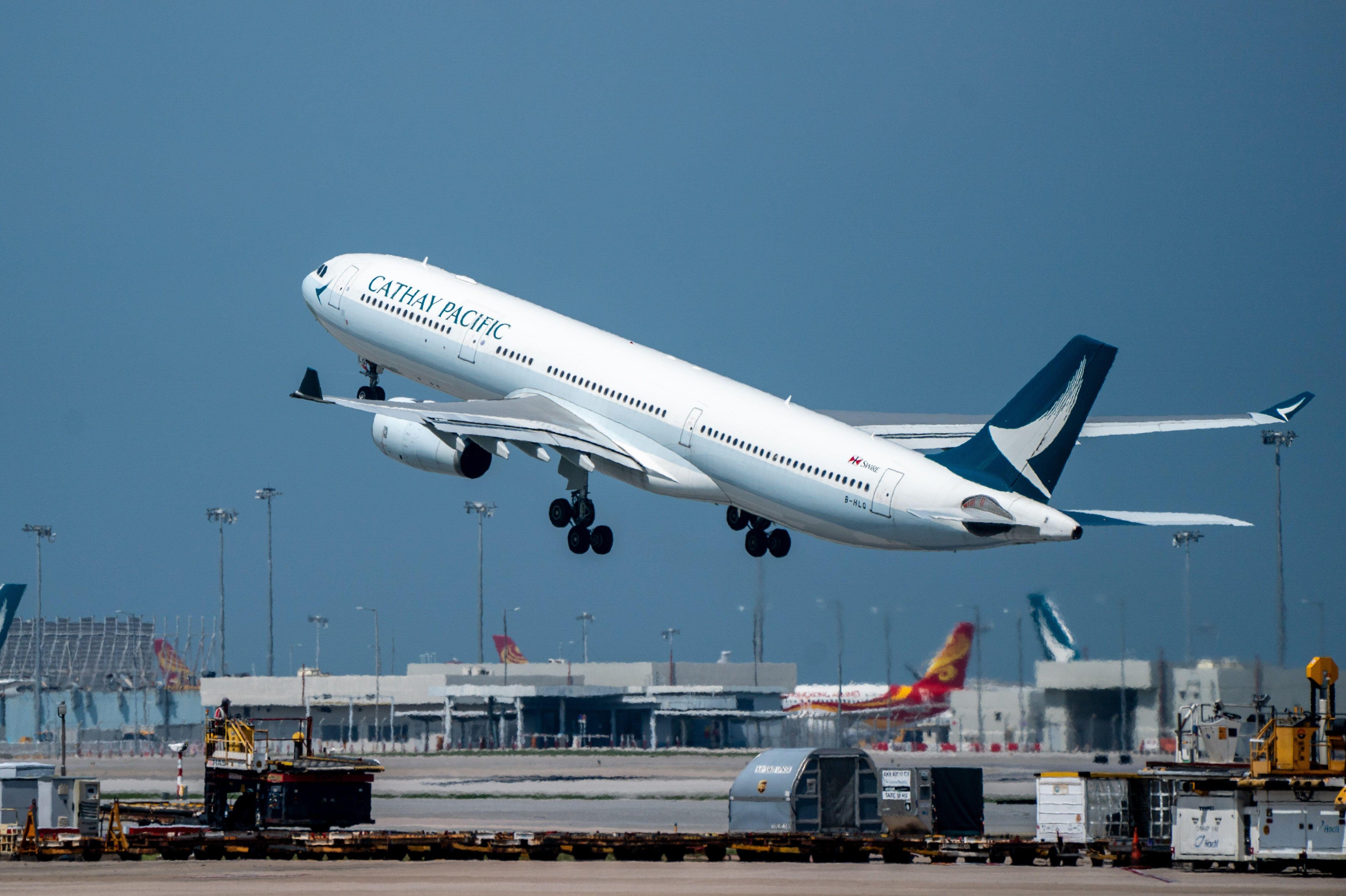 Panică la bordul unui zbor Boston-Hong Kong: un pasager a încercat să deschidă ușa avionului în zbor