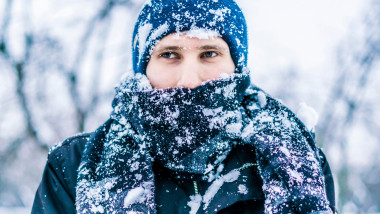om cu zapada inghetata pe haine