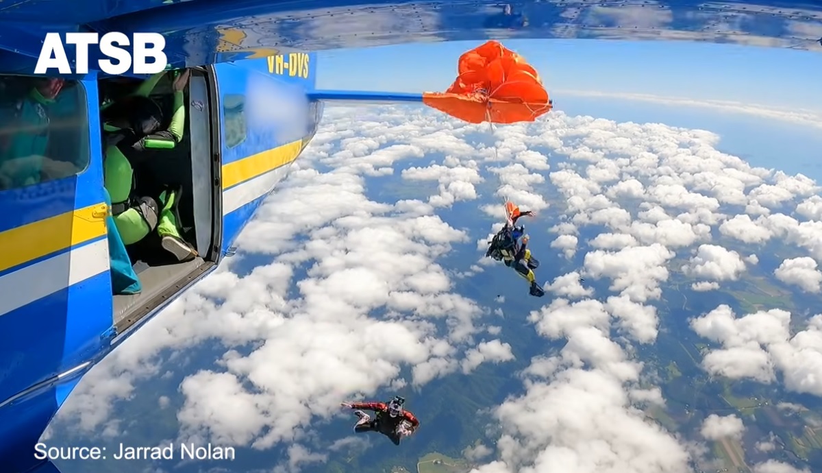 Momentul în care un parașutist sportiv ajunge suspendat de coadă avionului, după ce parașuta i se deschide mult prea devreme