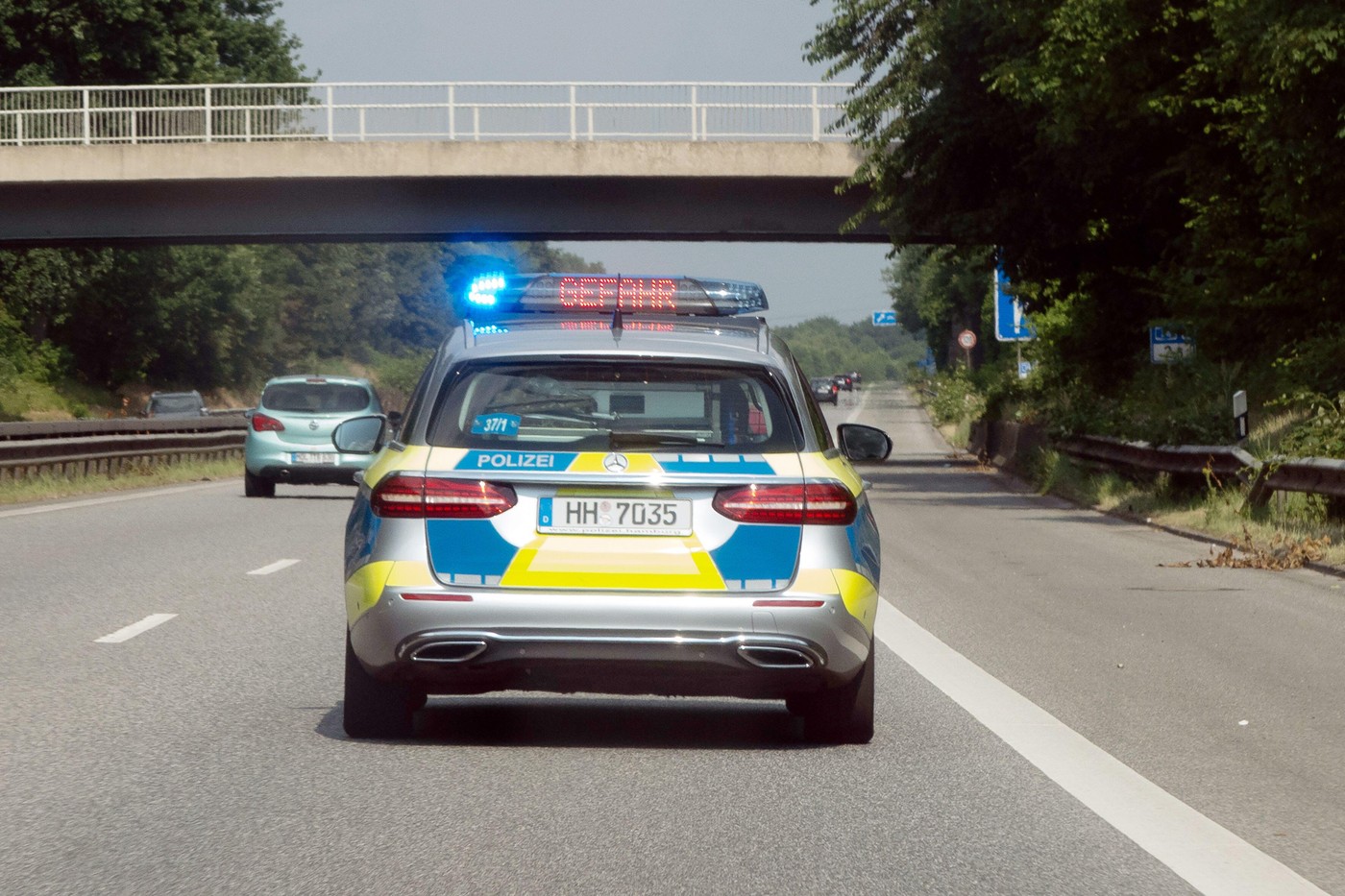 O mamă și-a lasăt copilul de un an să conducă pe o autostradă din Germania, în timp ce ea scria mesaje pe telefon