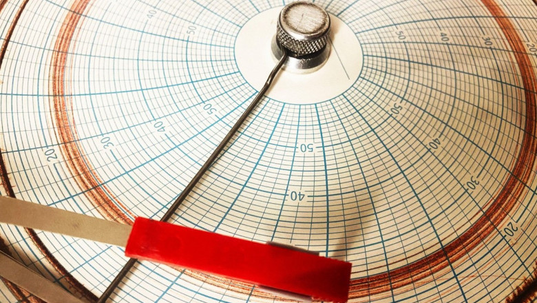 seismograf care inregistreaza un cutremur