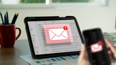 Phishing mesaj pe laptop