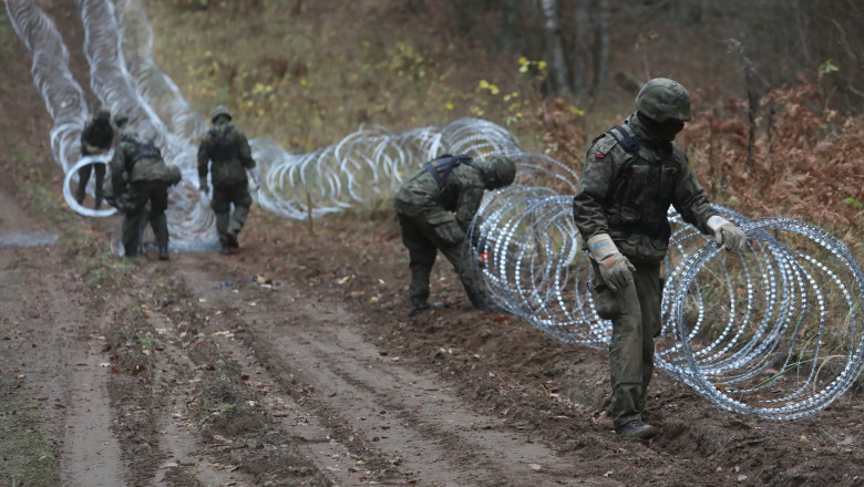 soldat care pune sarma ghimpata