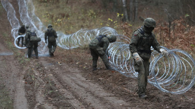 soldat care pune sarma ghimpata