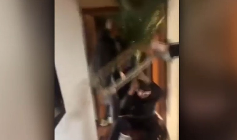 Suporterii olandezi au făcut prăpăd în București după meciul cu FCSB: Câțiva s-au filmat în timp ce distrug un apartament închiriat