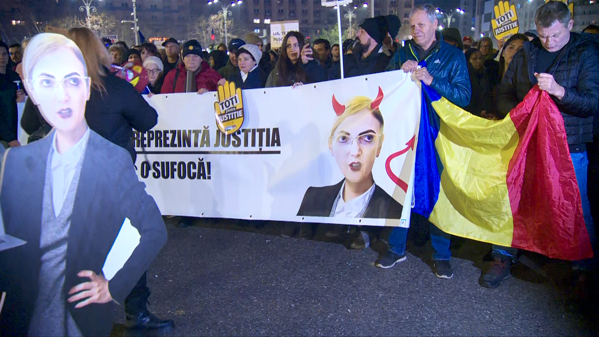 Protestele pentru independența justiției continuă. Românii ies în stradă pentru a patra zi la rând: 1.000 de oameni în Piața Victoriei